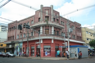 De 1939, edifício José Abrão amarga as agruras do tempo. Emblemático, bem localizado e histórico.
