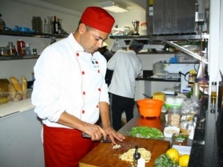 Proprietário e chef do restaurante, Valmir realiza o festival uma vez ao mês