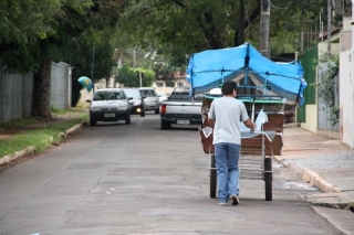 Aos 64 anos, Reinaldo sempre fez da rua o local de trabalho vendendo cucas e pães.