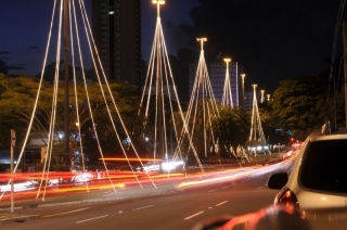 Avenida Afonso Pena está decorada com iluminação especial.