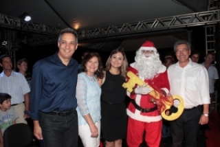 Papai Noel recebeu chaves da cidade das mãos do prefeito Roberto Hashioka