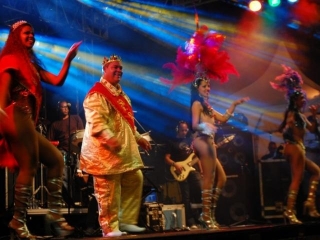 Passistas e o Rei Momo no carnaval de 2014.