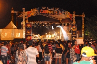 Carnaval na Fernando Corrêa reuniu cerca de 1,5 mil pessoas. (Foto: Marcelo Calazans)