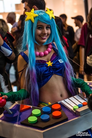 Amanda vestida como cosplay da personagem Sona do League of Legends. (Foto: Bruno Gasparetto)