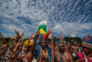 Indígenas caminham para o Palácio do Planalto, que recebe comitiva de lideranças que entregaram carta exigindo cumprimento de compromisso de campanha da presidente Dilma em relação aos povos indígenas. (Foto: Fábio Nascimento)