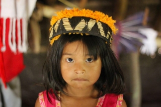 “Flor Brilhante e as Cicatrizes da Pedra” retrata família indígena de rezadores Guarani-Kaiowá que vive na reserva de Dourados. (Foto: Reprodução/Internet)